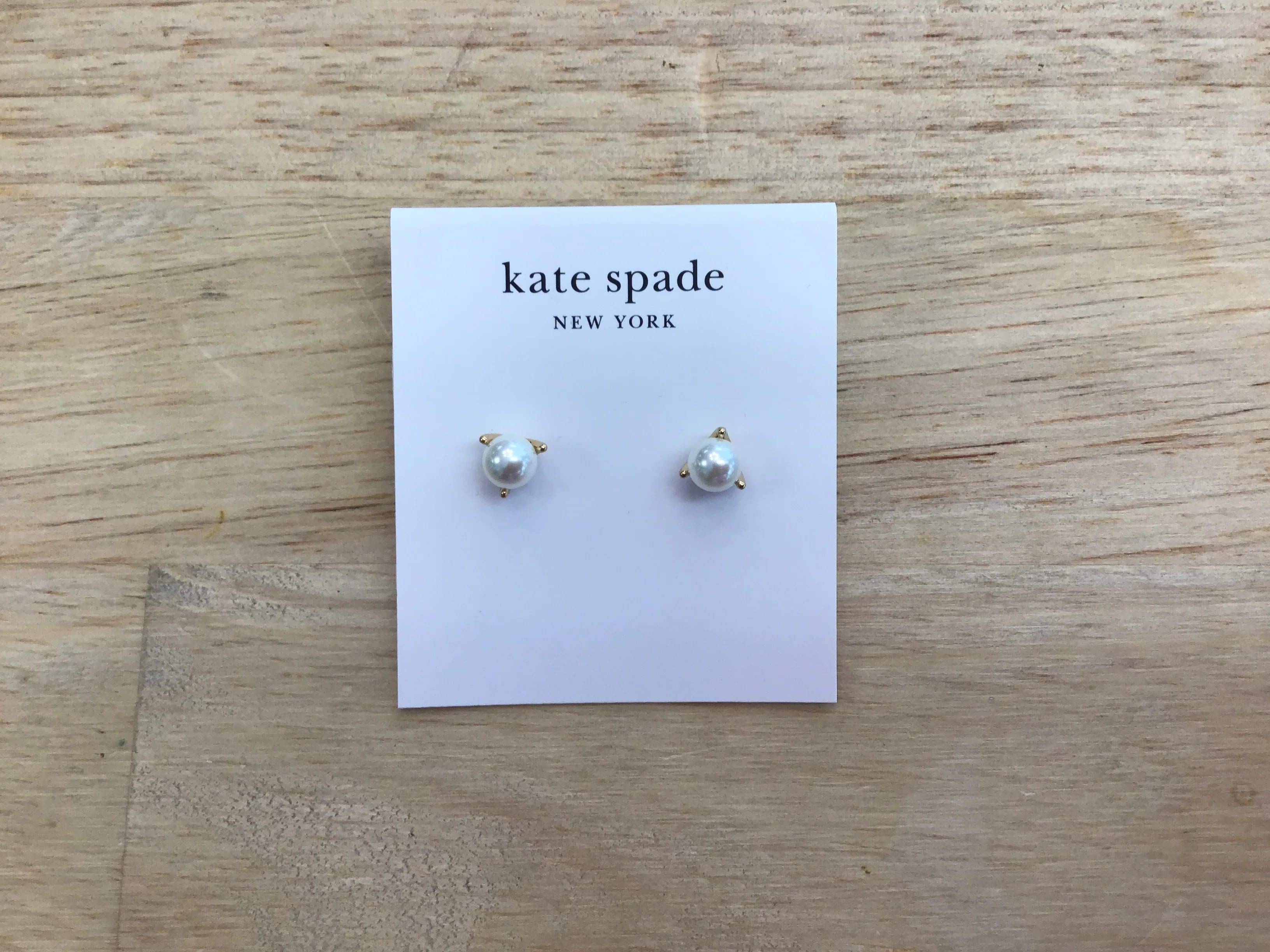 BRILLIANT STATEMENTS mini trio prong stud