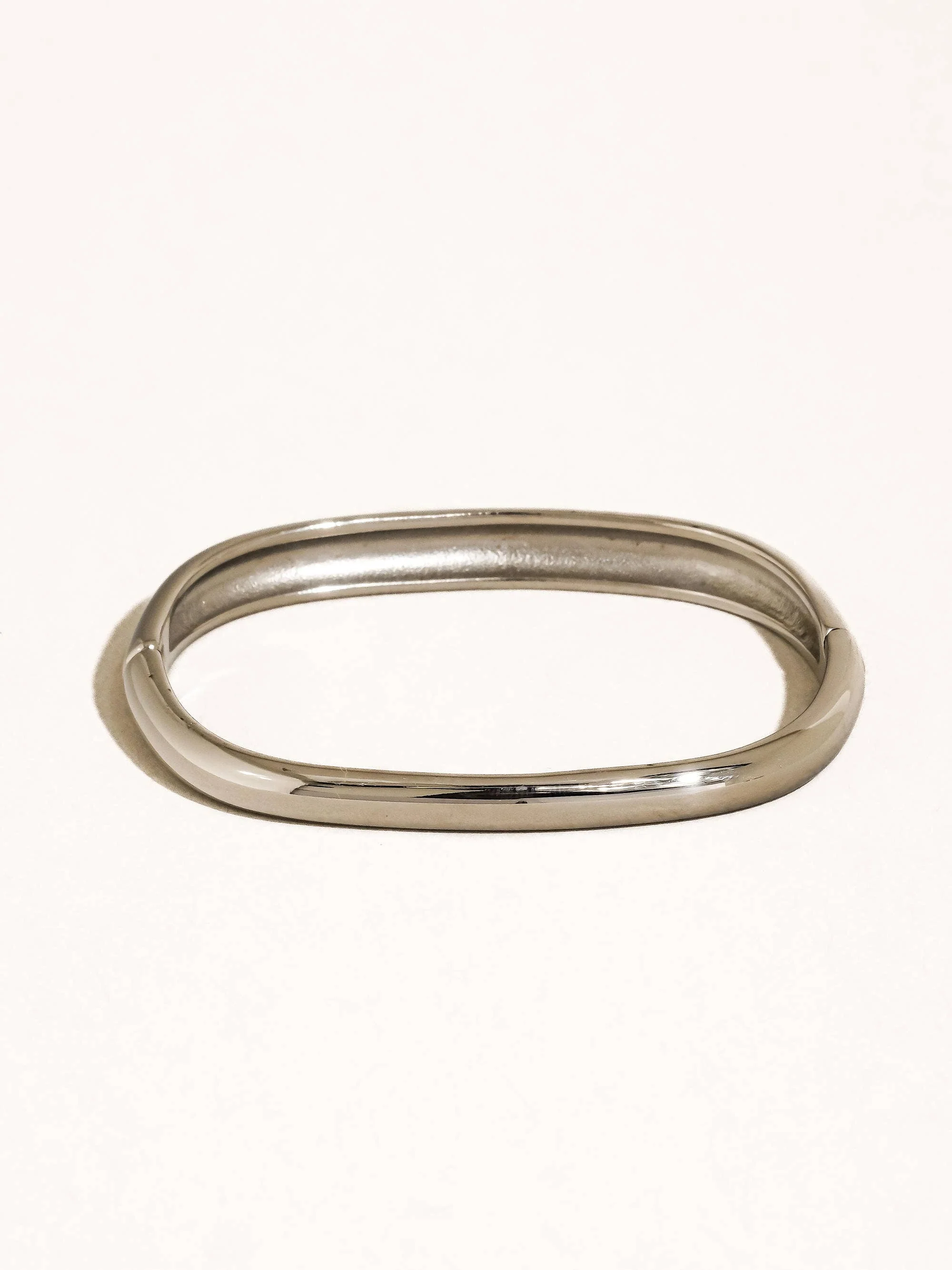 Flânerie by MAIQ - Renzi 18K Gold Non-Tarnish Classic Bangle: Yellow Gold - Image 4
