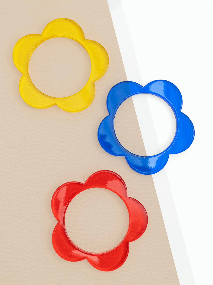Lucite Flower Bangle Bracelet Jewelry - Image 2