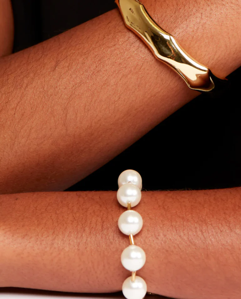 PEARL BEADED BRACELET WITH TUBE SPACERS- GOLD/PEARL - Image 2