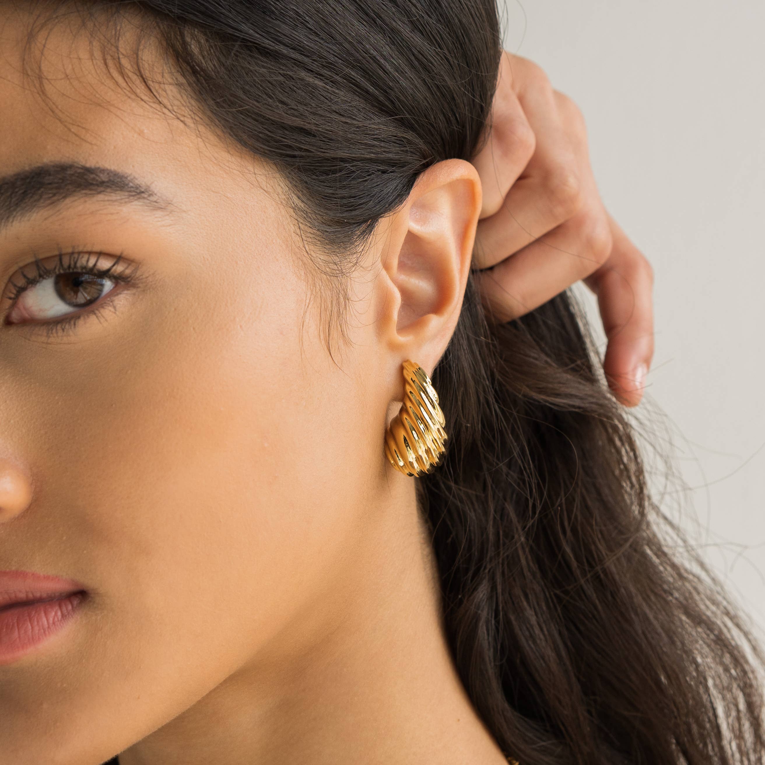Shell Drop Earrings - Image 8