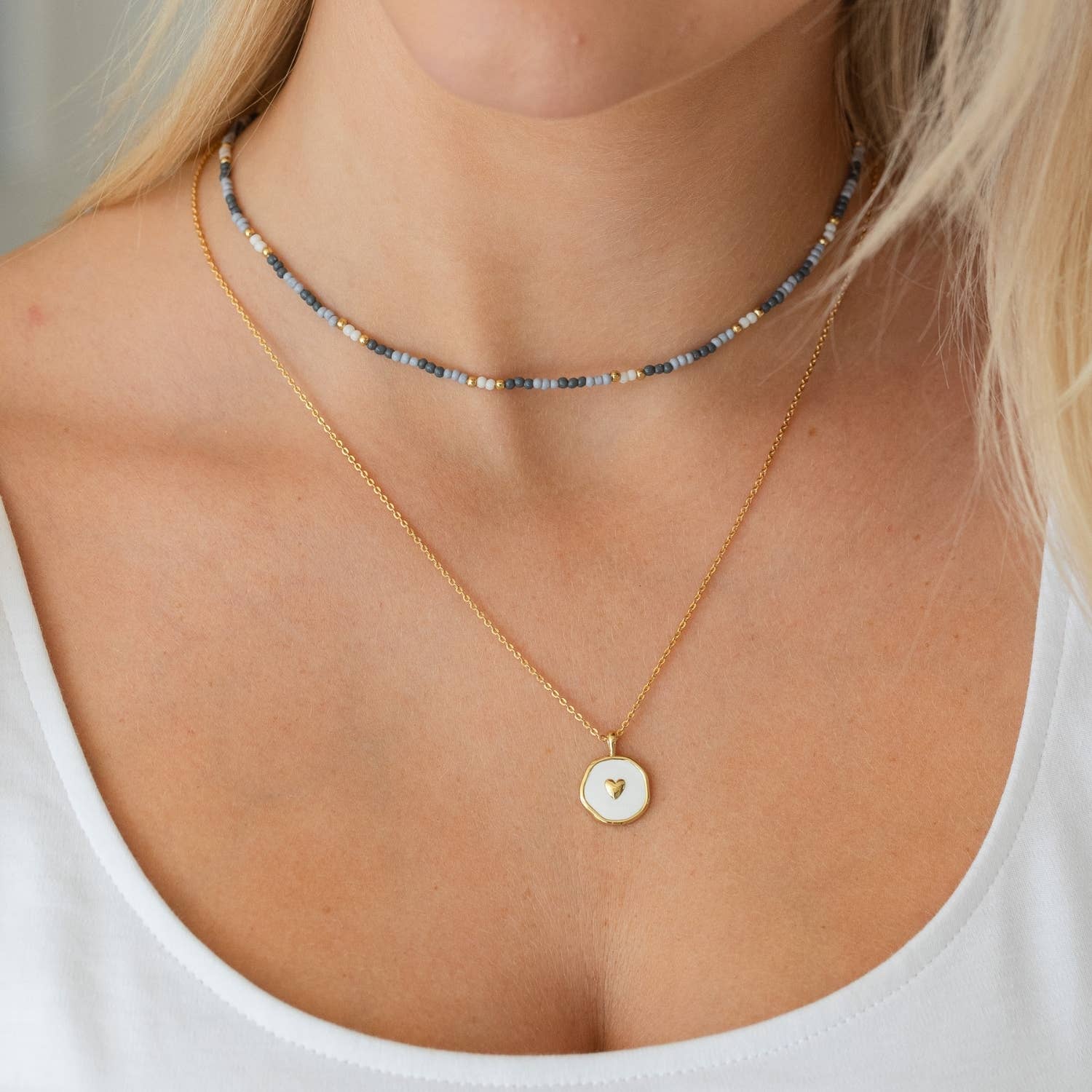 Splendid Iris - Tiny Heart Necklace: White - Image 3