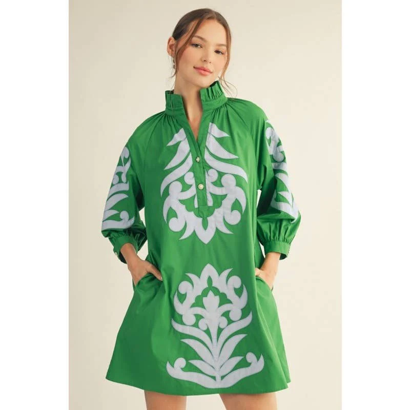 Floral applique shift dress: KELLY GREEN