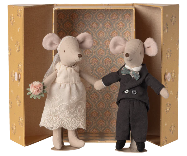 Wedding mice couple in box, Mum and Dad
